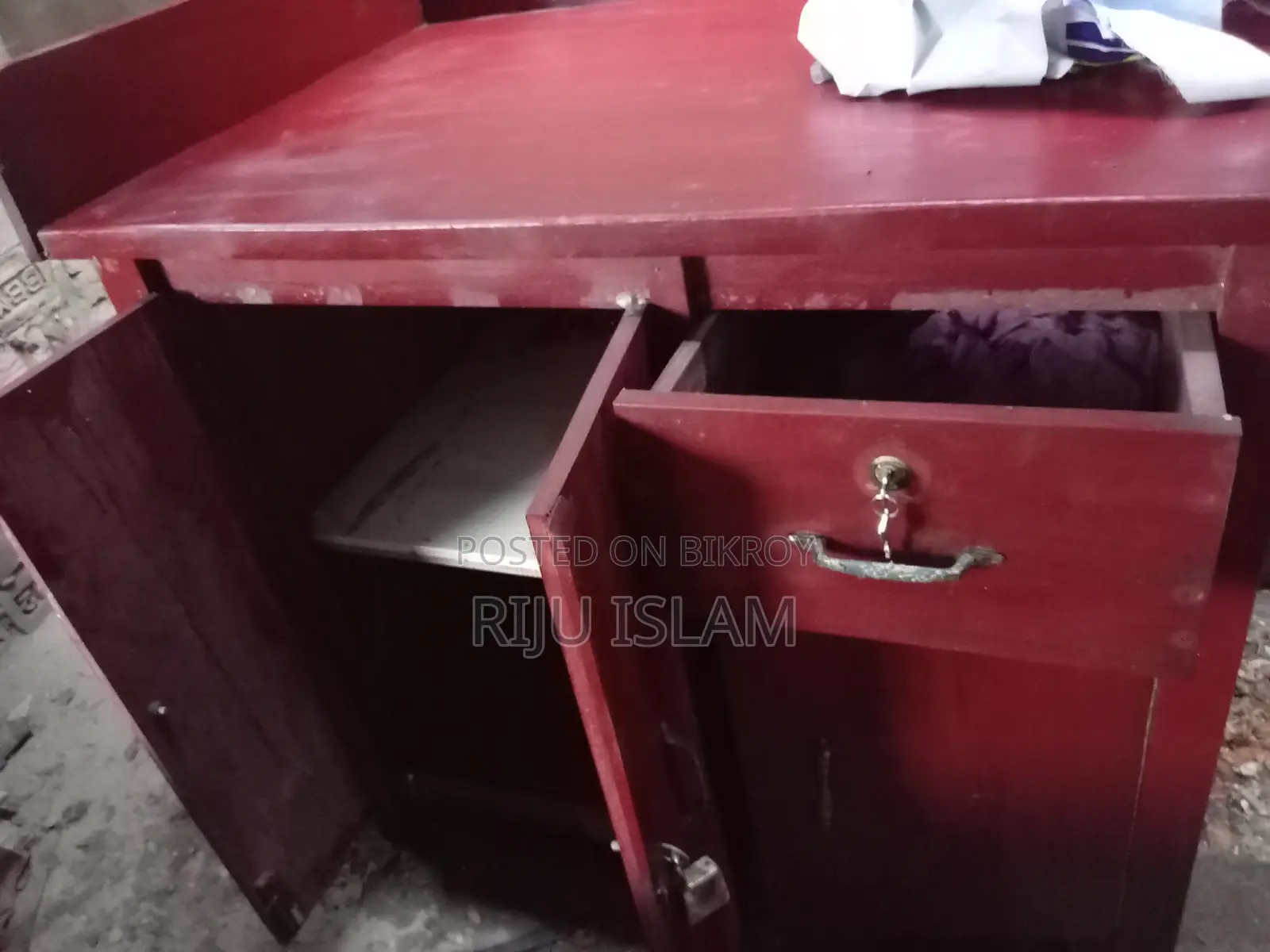 কাঠের টেবিল