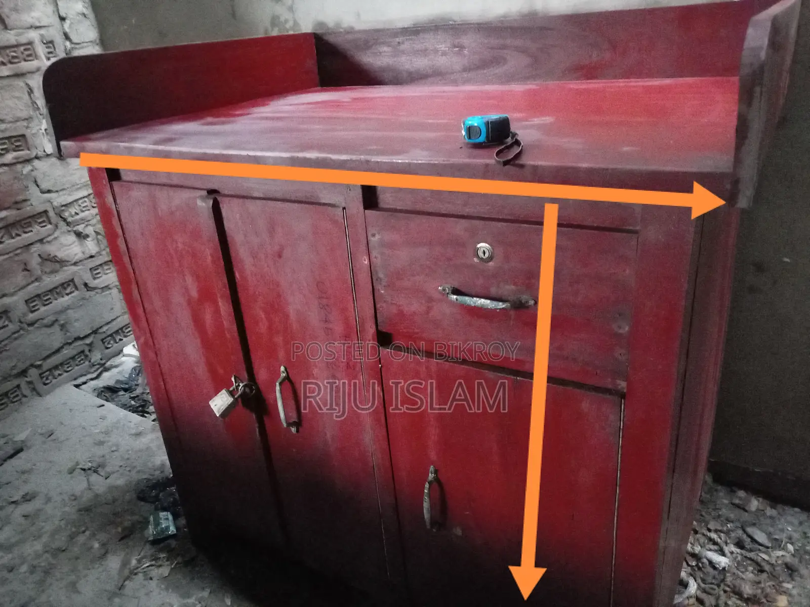 কাঠের টেবিল