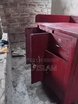 কাঠের টেবিল