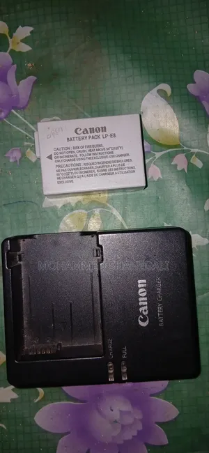 Canon 600 D এর ব্যাটারি ও চার্জার