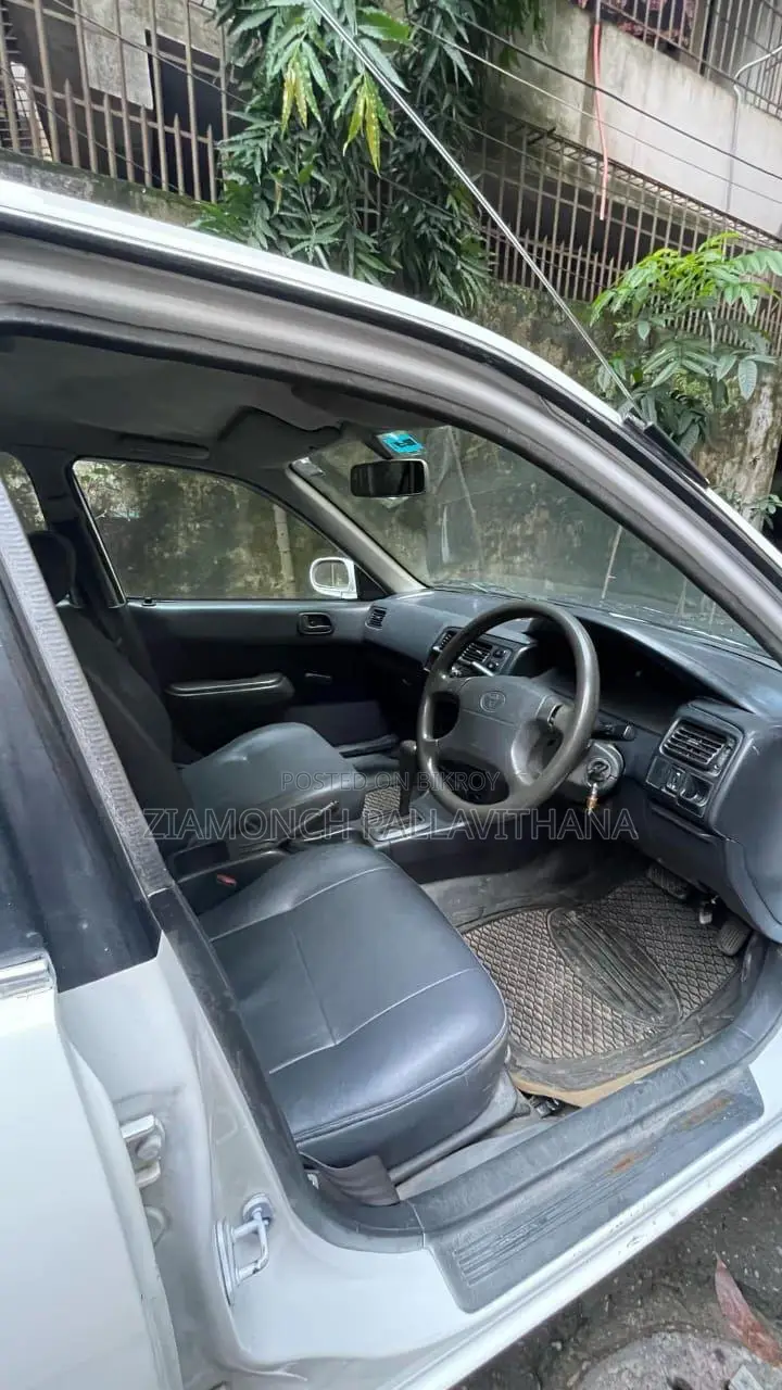 Toyota Corolla 1997 White
