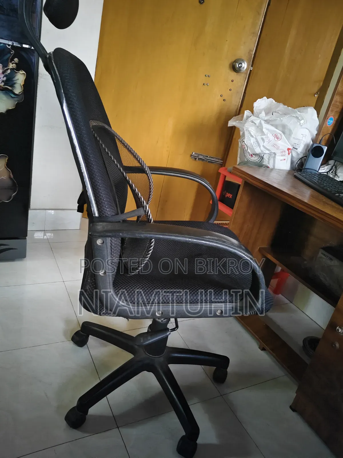 ইউজড চেয়ার