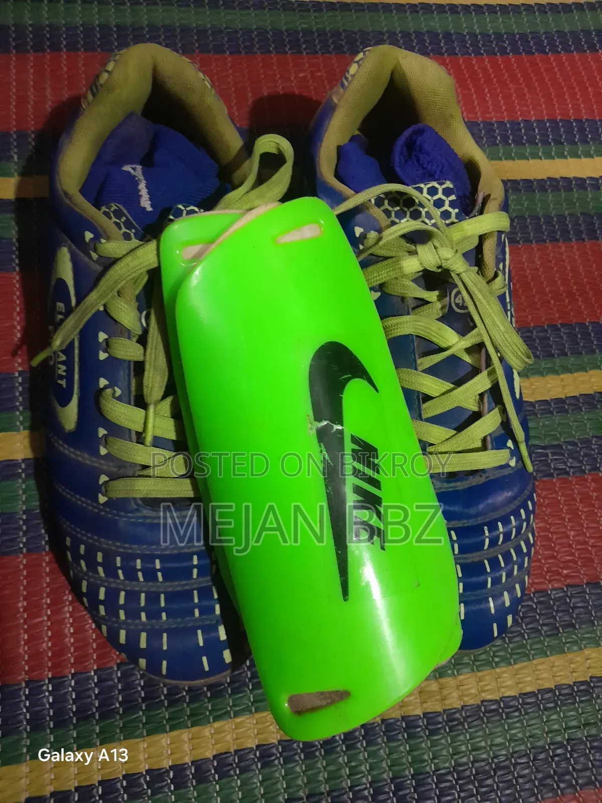 দুই ম্যাচ ব্যবহিত একটি ফুটবল খেলার বুট ৪২ সাইজ
