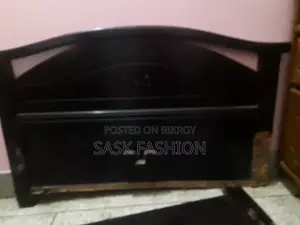 মালয়েশিয়ার বোর্ডেের খাট, ভাঙা আছে, মেরামত করে নিলে অনেক বছর যাবে