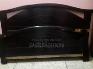 মালয়েশিয়ার বোর্ডেের খাট, ভাঙা আছে, মেরামত করে নিলে অনেক বছর যাবে
