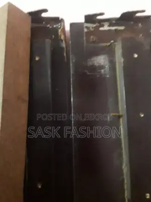মালয়েশিয়ার বোর্ডেের খাট, ভাঙা আছে, মেরামত করে নিলে অনেক বছর যাবে