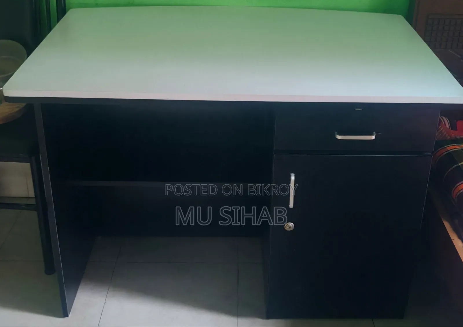 Lightly used like-new Malaysian board beautiful table for sale