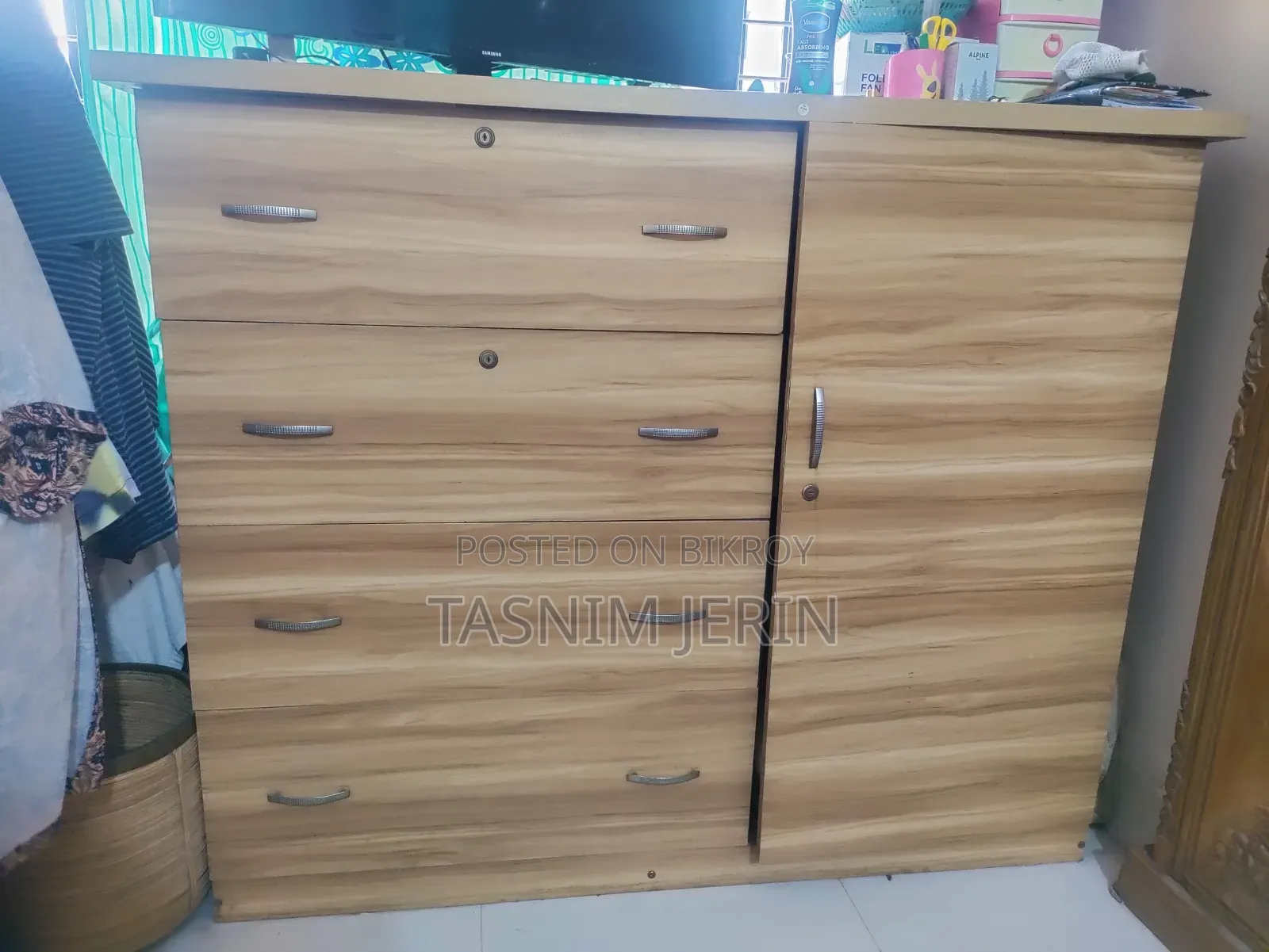 বিশাল ওয়ারড্রোব এবং সোফা ২ সিট