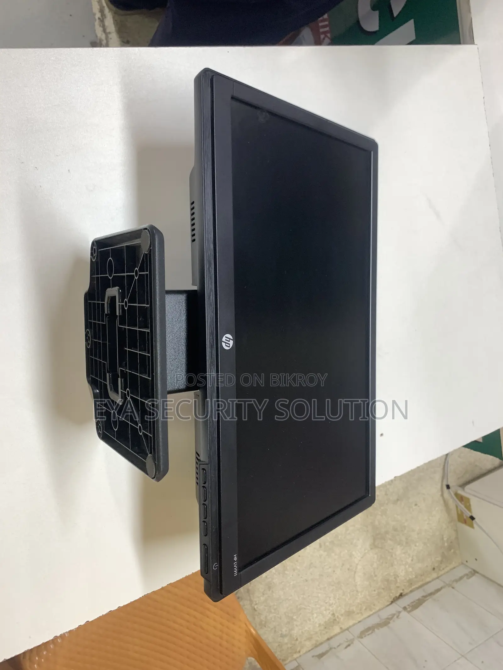 19" Monitor