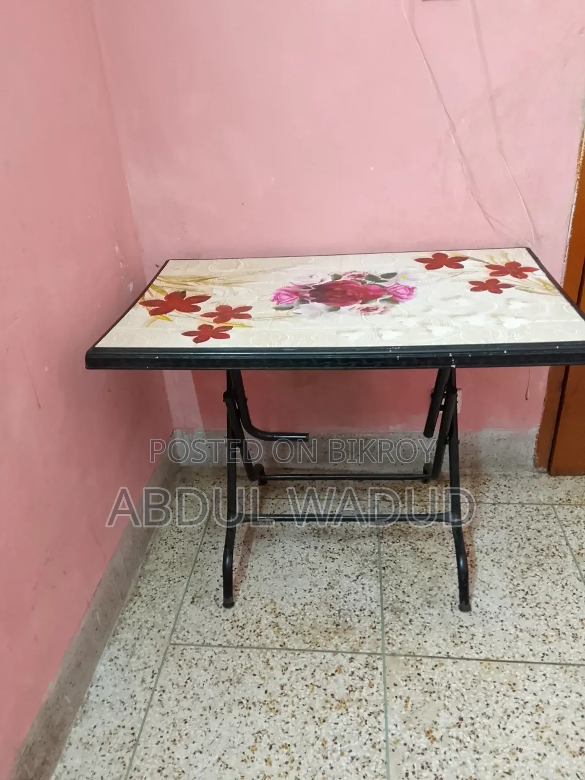 একটি টেবিল বিক্রি করা হবে