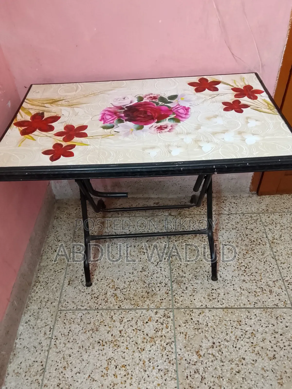 একটি টেবিল বিক্রি করা হবে