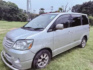 Toyota Noah 2004 Silver