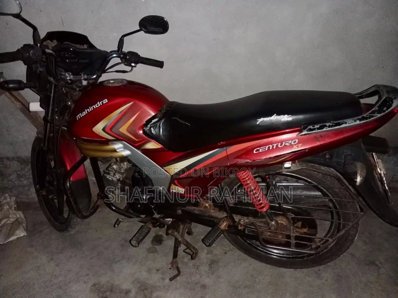 মাহিন্দ্রা সেঞ্চুরো ২০১৫ লাল