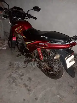 মাহিন্দ্রা সেঞ্চুরো ২০১৫ লাল
