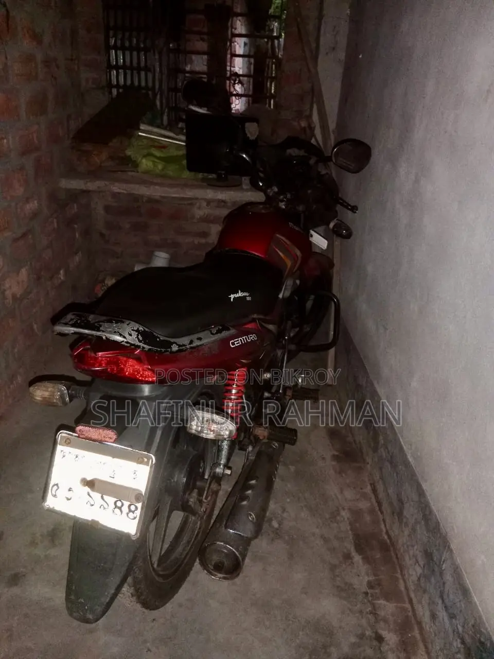 মাহিন্দ্রা সেঞ্চুরো ২০১৫ লাল