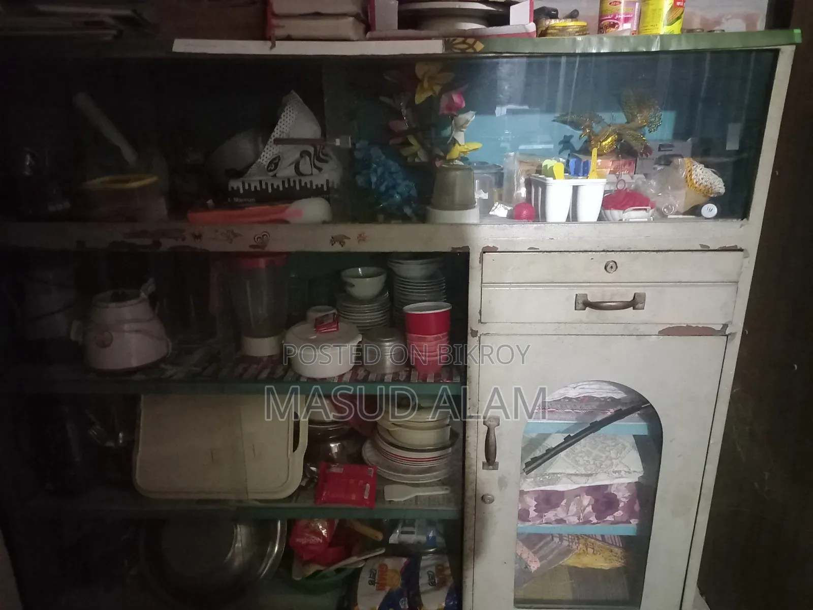 Good quality old showcase. Selling at a low price because I need money