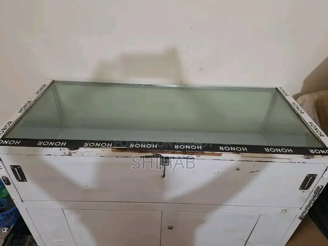 Two mobile tables of steel storage in good condition