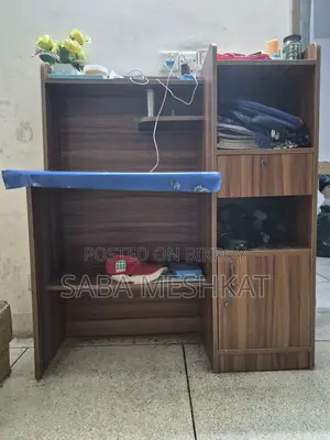 পড়ার টেবিল ব্যবহৃত