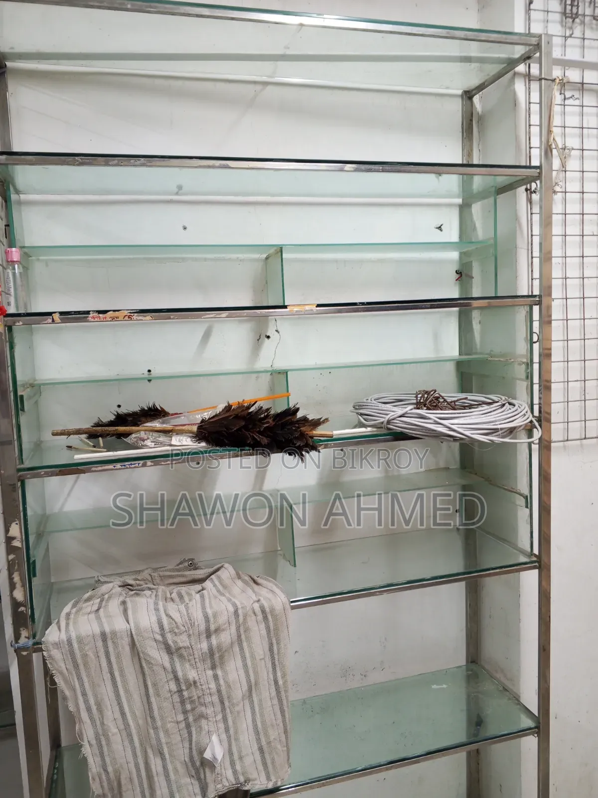Stainless steel and glass racks for sale for showroom/pharmacy/cosmetics shop