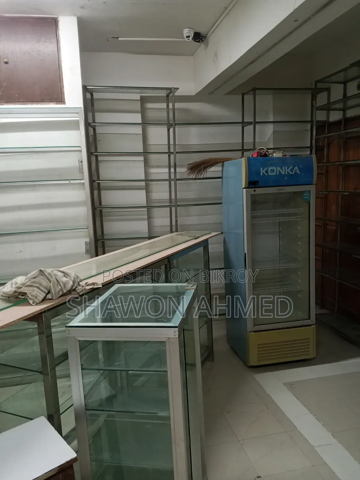 Stainless steel and glass racks for sale for showroom/pharmacy/cosmetics shop