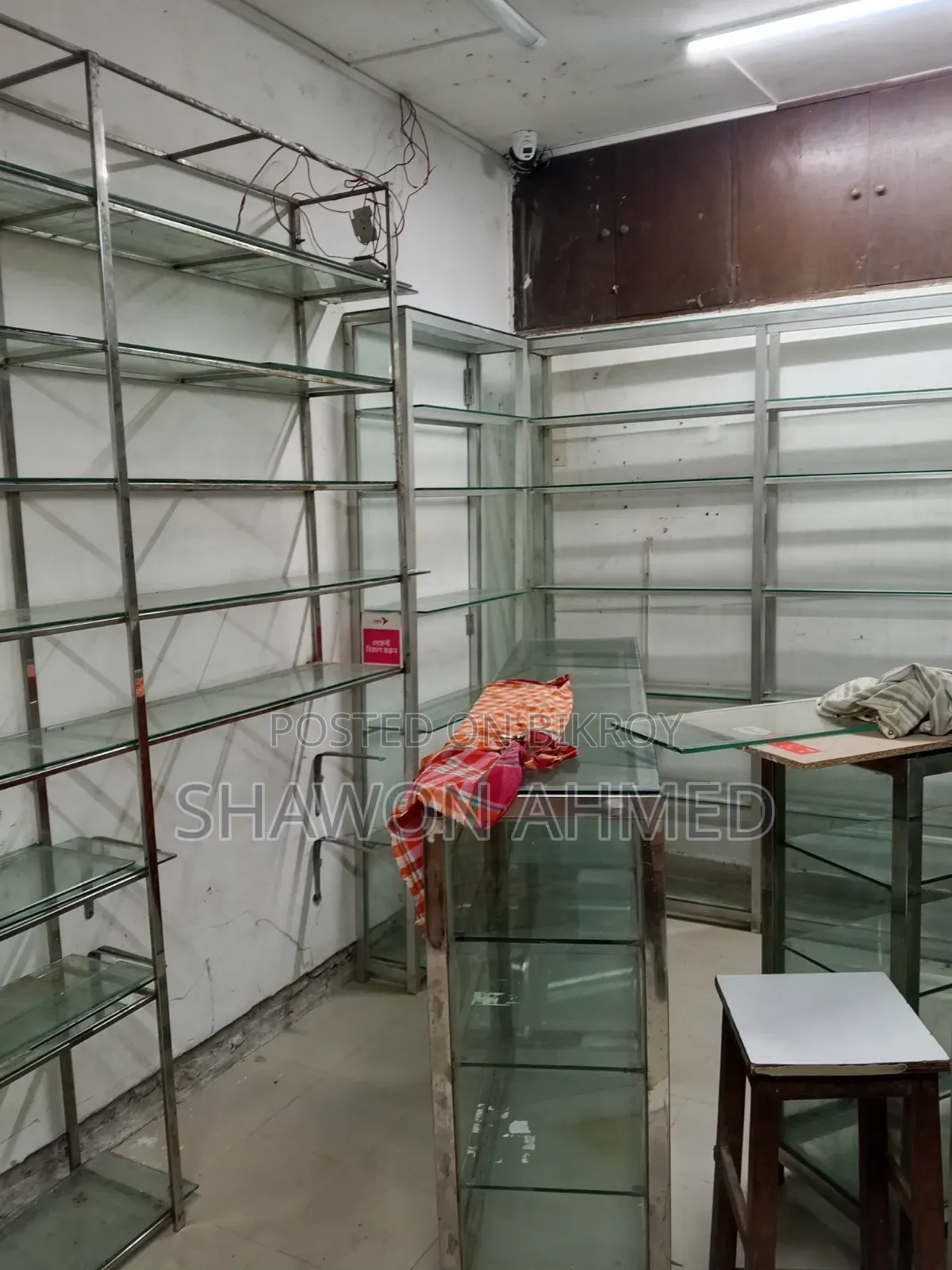Stainless steel and glass racks for sale for showroom/pharmacy/cosmetics shop