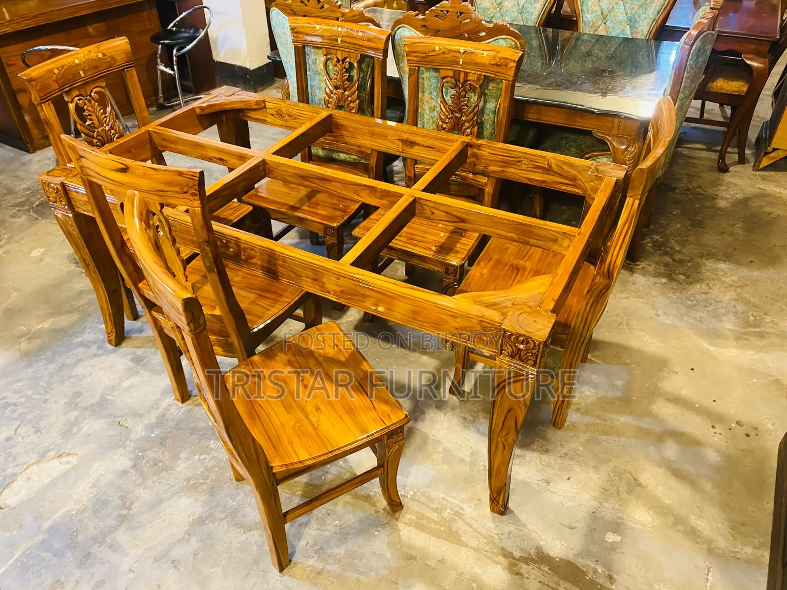 ছয়টি চেয়ারসহ ডাইনিং টেবিল