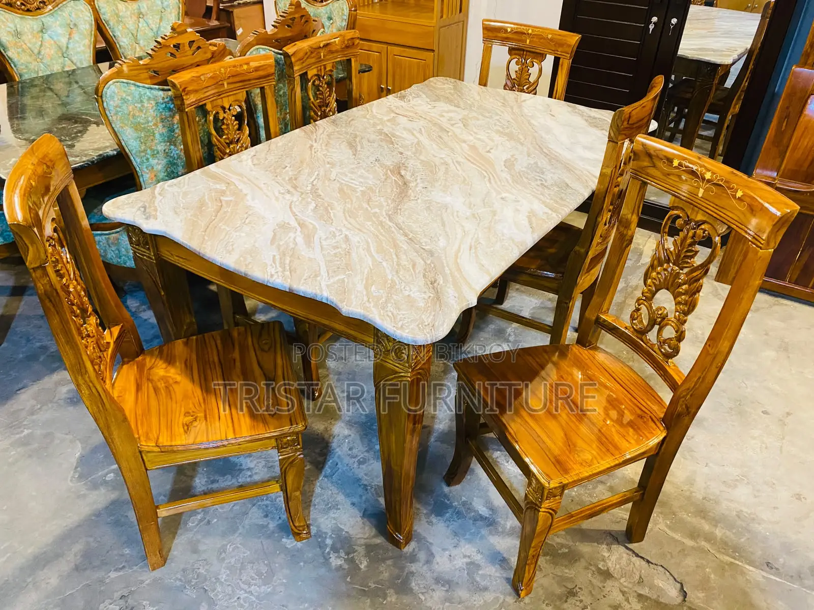 ছয়টি চেয়ারসহ ডাইনিং টেবিল
