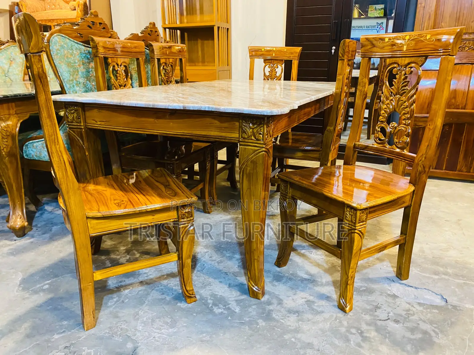 ছয়টি চেয়ারসহ ডাইনিং টেবিল