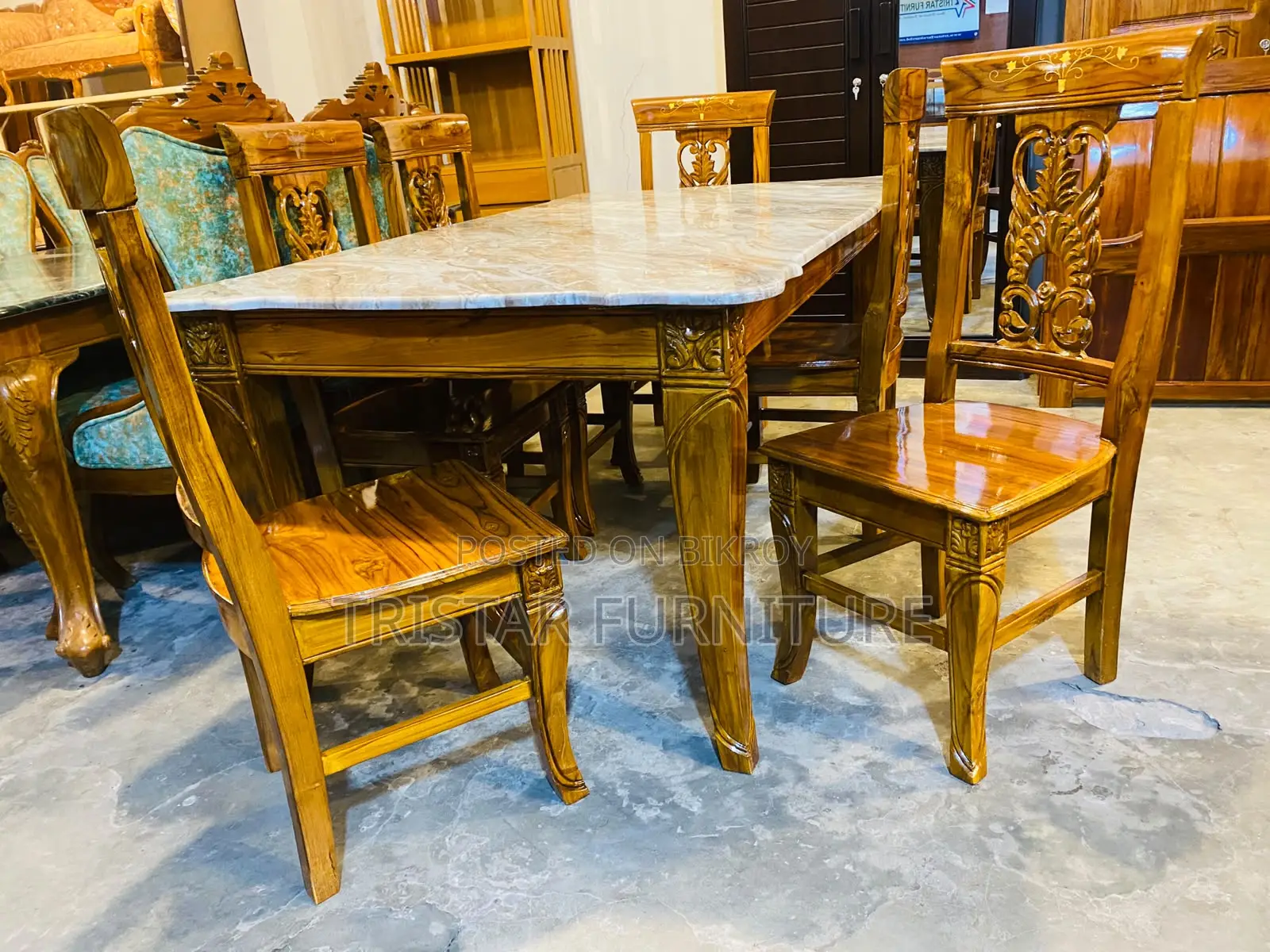 ছয়টি চেয়ারসহ ডাইনিং টেবিল