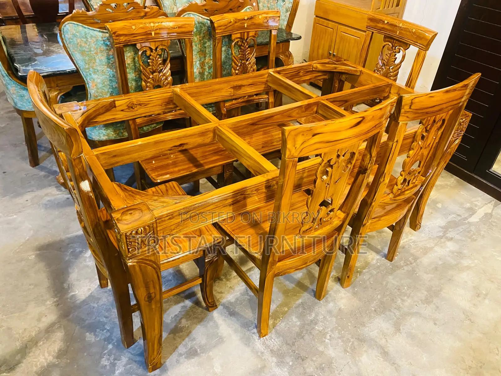 ছয়টি চেয়ারসহ ডাইনিং টেবিল