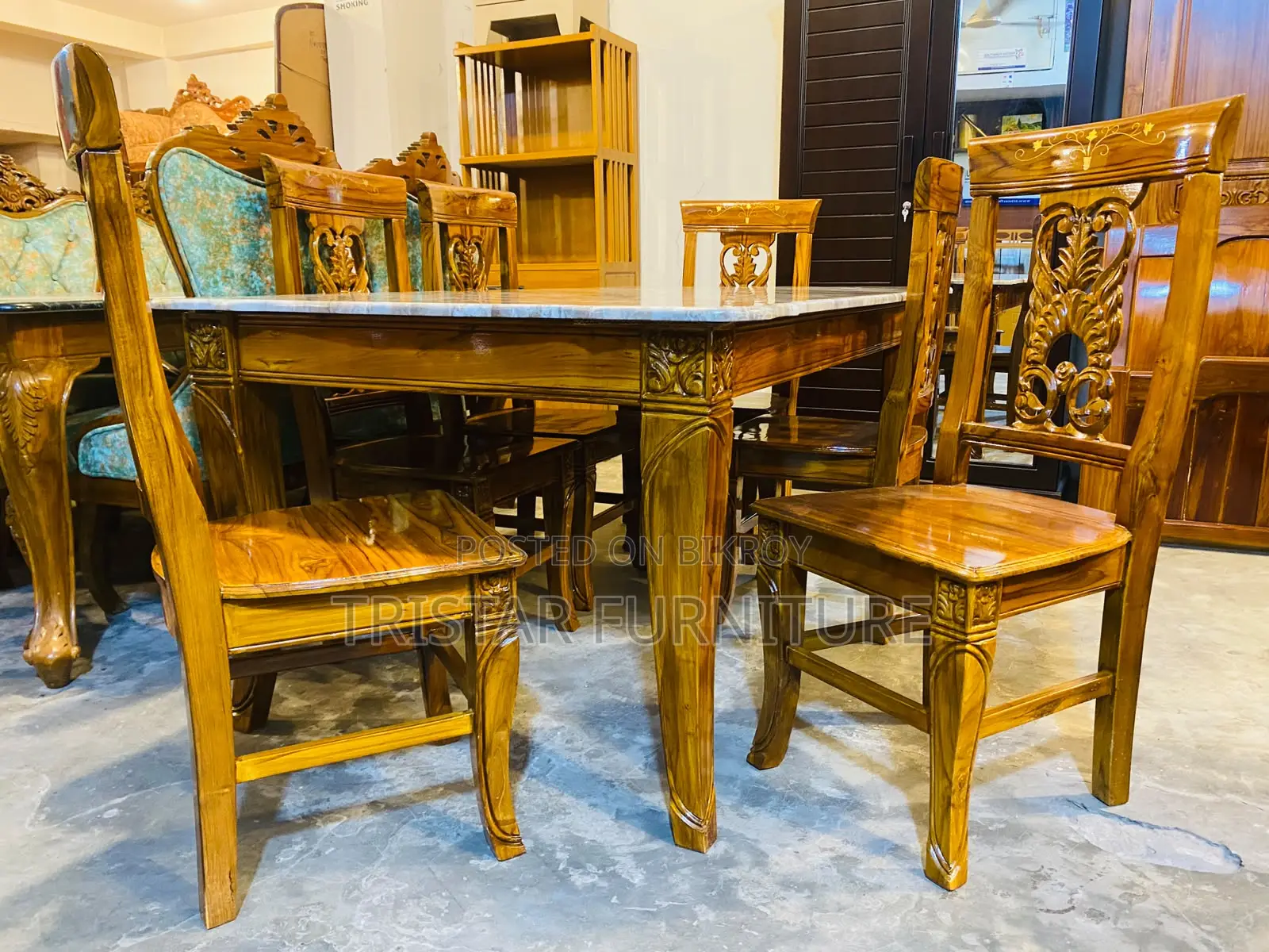 ছয়টি চেয়ারসহ ডাইনিং টেবিল