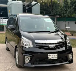 Toyota Noah 2.0 158hp Front Wheel Drive (7 Seater) 2012 Black