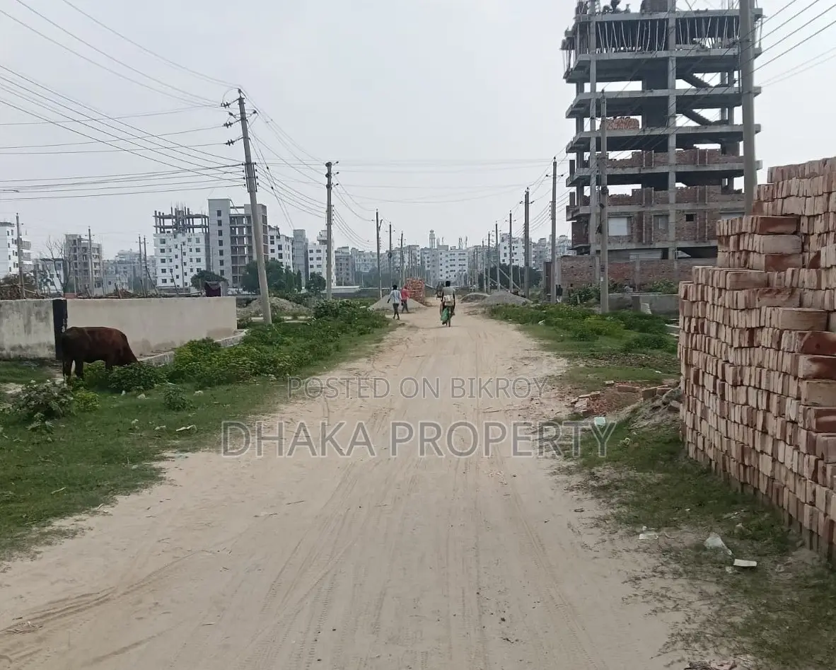 60ft 3 Katha Police Station South at Sector-16/I