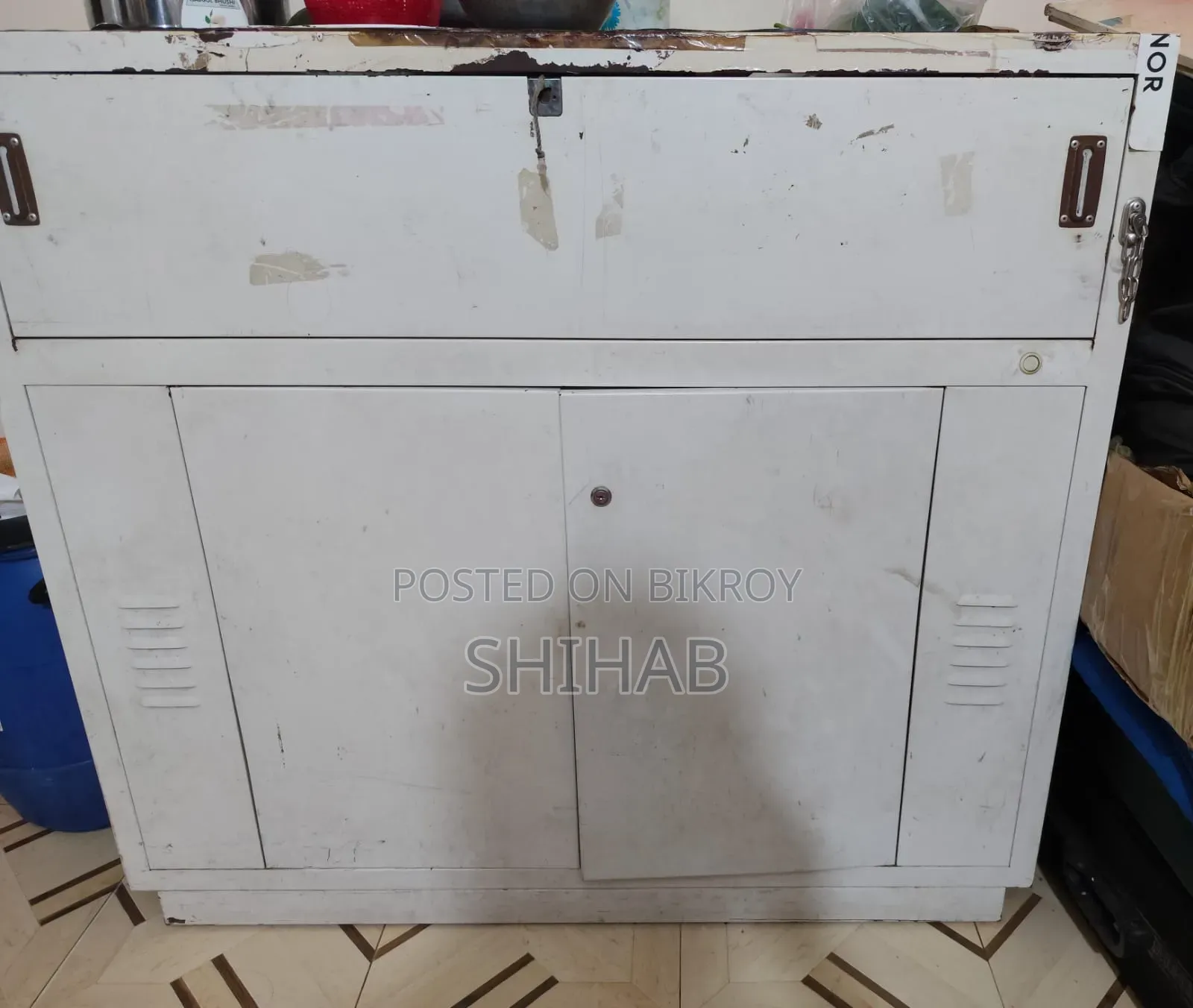 Two mobile tables of steel storage in good condition