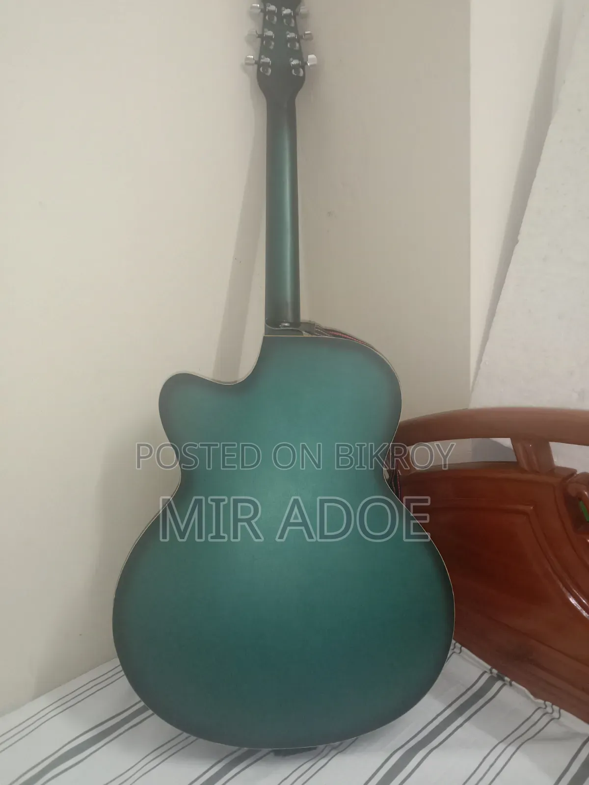 Signature Guitar Model 265 With Cover.