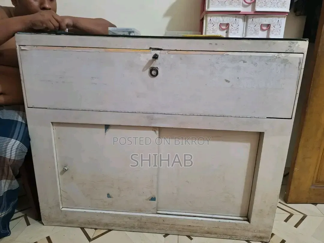 Two mobile tables of steel storage in good condition
