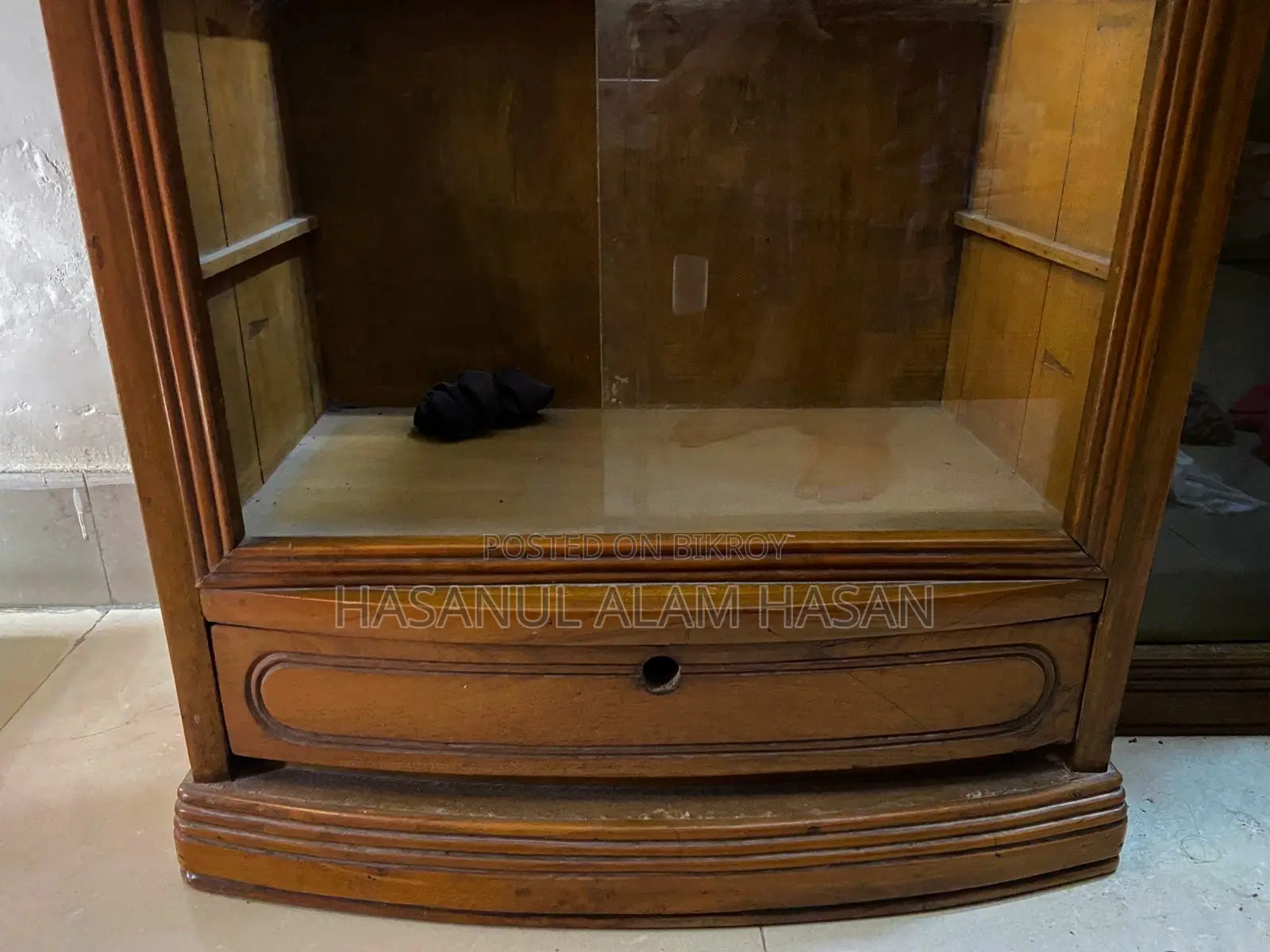 Exclusive Wooden Dressing Table With Storage Showcase (Fresh Condition)
