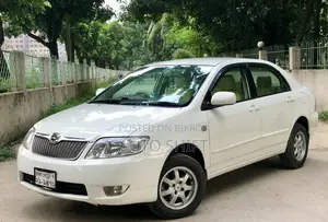 টয়োটা করোলা ২০০৫ সাদা