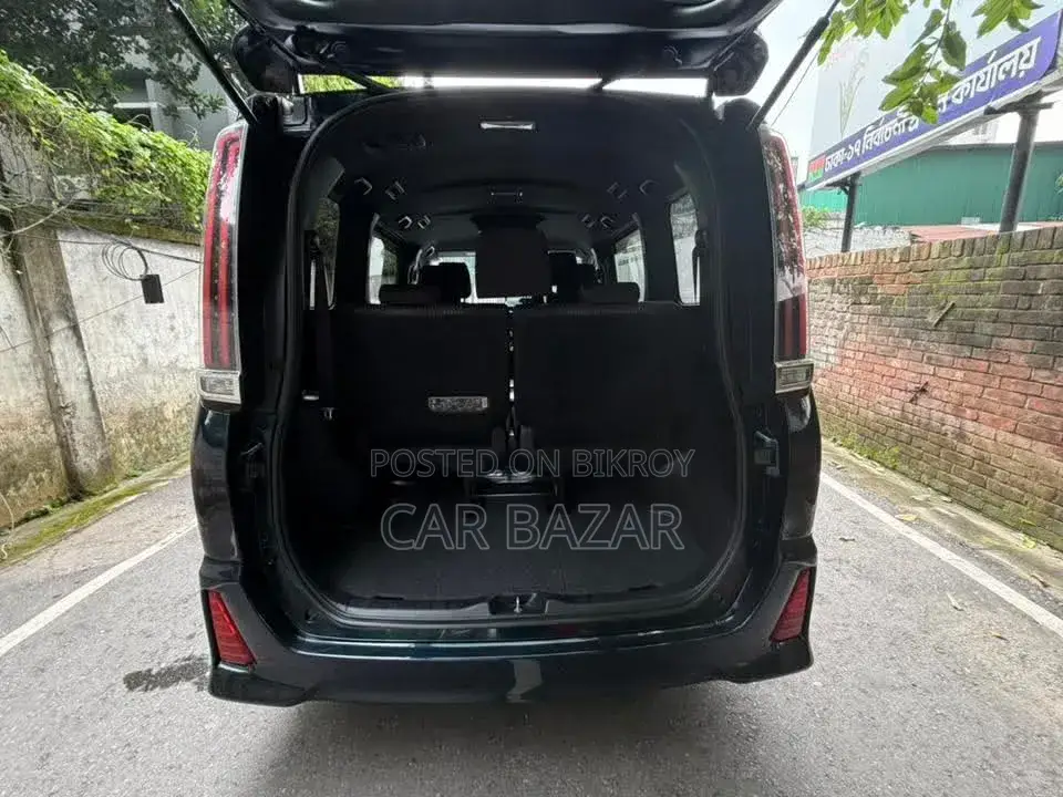 Toyota Noah 2017 Blue