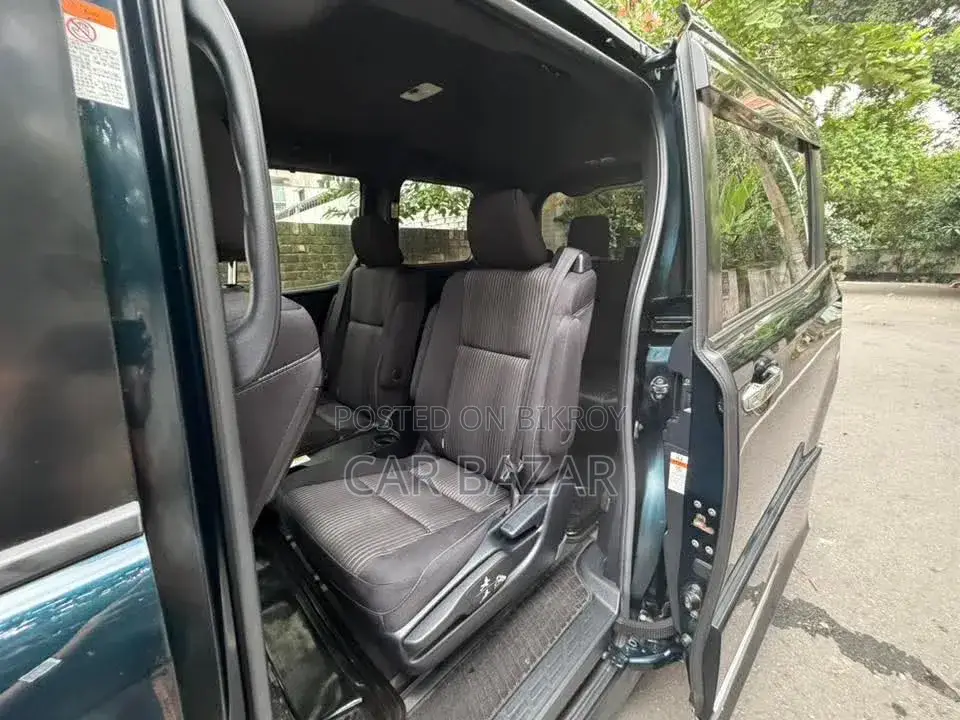 Toyota Noah 2017 Blue