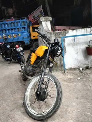 মোটরসাইকেল ২০১৭ ইয়েলো