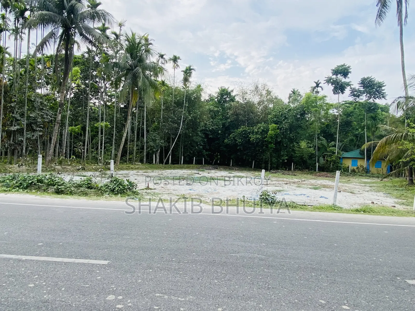 Suitable land for building a warehouse/factory on the Bhola-Barishal highway.