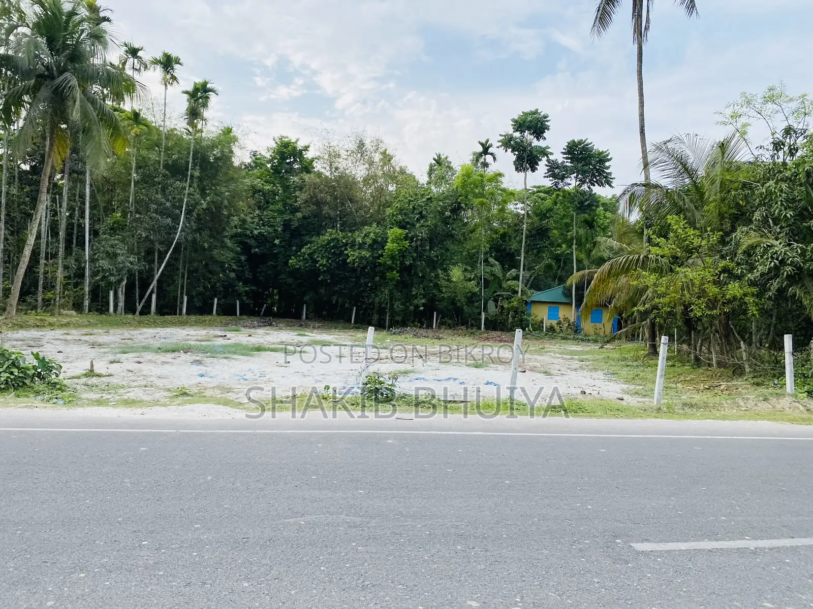 Suitable land for building a warehouse/factory on the Bhola-Barishal highway.
