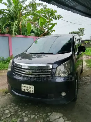 টয়োটা নোয়া ২.০ ১৫৮এইচপি এফডব্লিউডি (৮ সিটার) ২০১১ গ্রে
