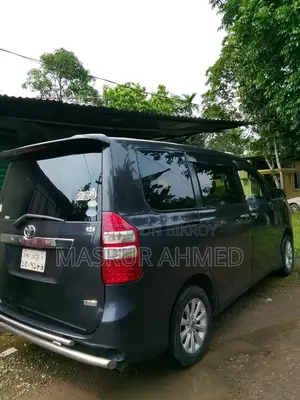 Toyota Noah 2.0 158hp FWD (8 Seater) 2011 Gray