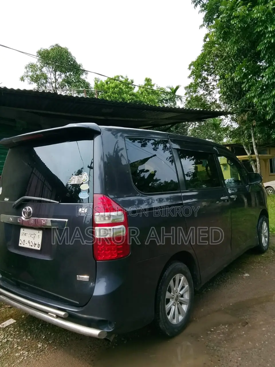 Toyota Noah 2.0 158hp FWD (8 Seater) 2011 Gray