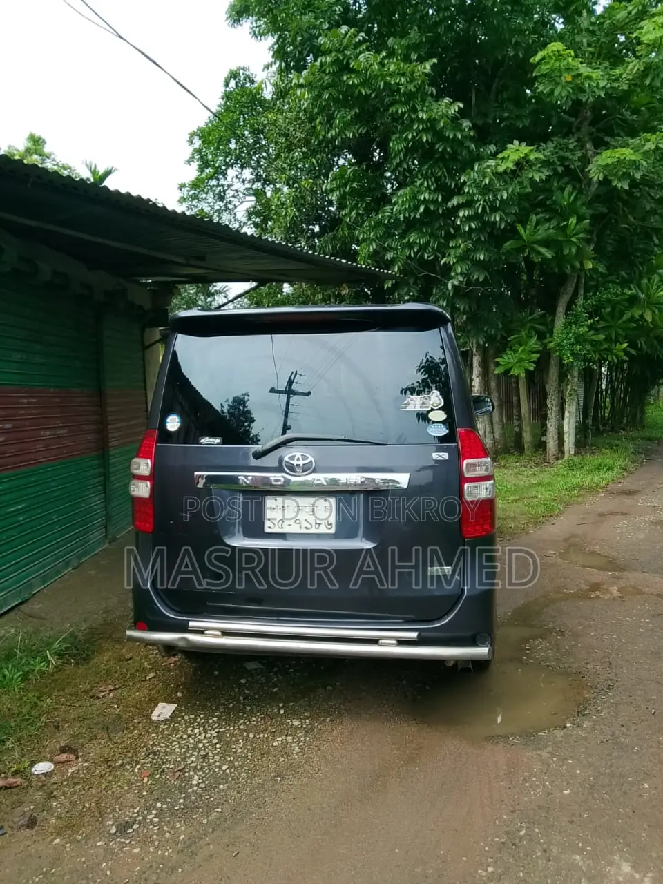 Toyota Noah 2.0 158hp FWD (8 Seater) 2011 Gray