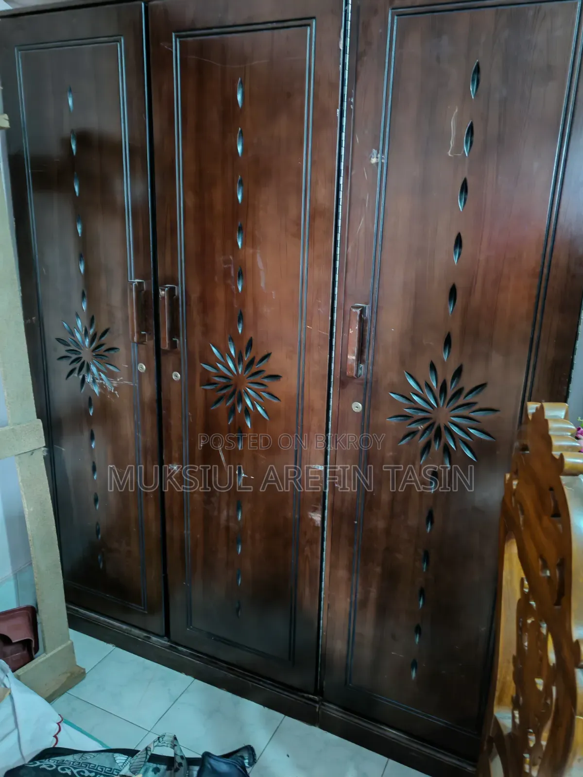 তিন পাল্লার আলমারি