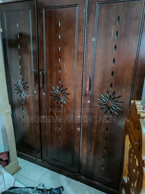 তিন পাল্লার আলমারি