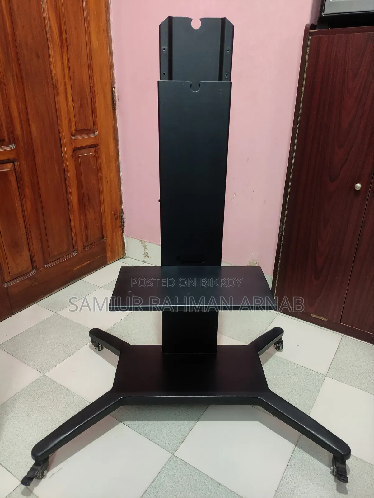 মুভেবল টিভি স্ট্যান্ড/ট্রলি চাকা সহ (চমৎকার কন্ডিশন)